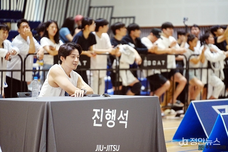 방송인 겸 사업가 허경환 대표가, 진행석에서 ‘허닭 주짓수코리아 챔피언십’ 경기를 지켜보고 있다. 
