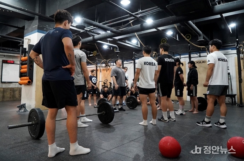 크로스핏마즈의 김진형 트레이너가 주짓수 국가대표팀 인원들에게 스트렝스&컨디셔닝 훈련을 지도하고 있다.