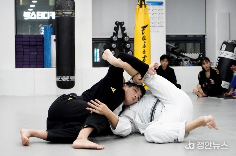 '2023 항저우아시안게임' 주짓수 동메달리스트 주성현(검정 도복)이 가드패스를 시도하고 있다.