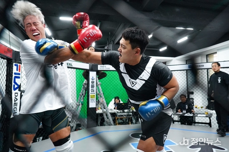 이호철(왼쪽)에게 오른손 카운터를 맞추던 송민재(오른쪽)의 모습.