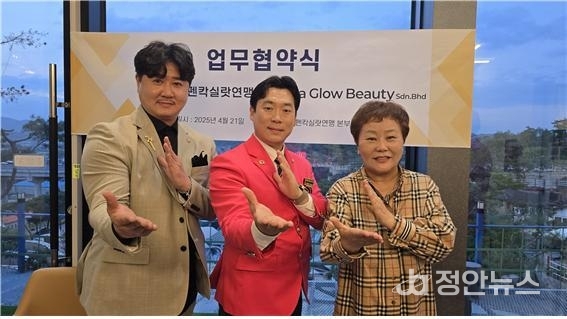 * 홍두화본부장(왼쪽) 방은주대표(오른쪽)가 조형기 총재에게 펜칵실랏의 역사와 담겨진 의미들을 들은 후 펜칵실랏의 파상(Pasang)자세를 취하고 있다. 파상(Pasang)자세란 한 손(주로 오른손)은 얼굴을 가리고, 다른 손(주로 왼손)은 공격에 대비해 막을 준비를 하는 자세이다.<br>
