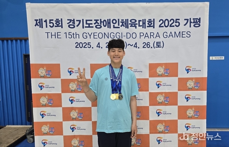 유다민 학생이 시상 후 금메달을 목에 걸고 환하게 웃고 있다.