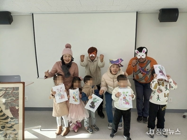 이정신 관장이 지역 아이들과 함께 "나도작가" 문예창작 프로그램을 진행하고 있다.