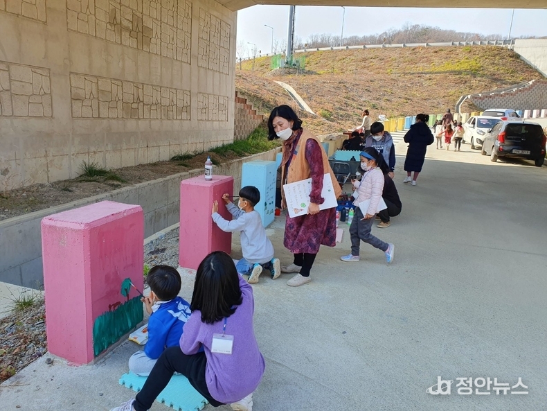 이정신 관장이 아이들과 함께 작품을 만들고 있다.