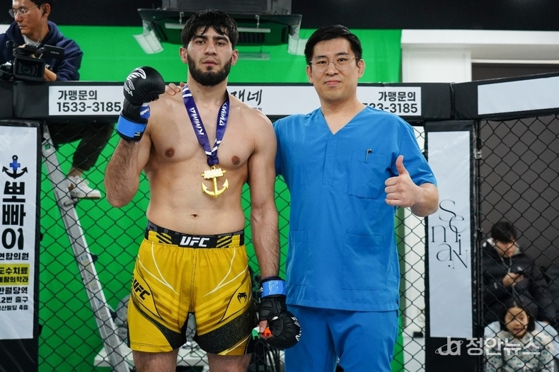 '케이지닥터'인 뽀빠이연합의원 김성배 원장과 승자 기념 촬영을 하던, 샤크 그로즈니의 모습.