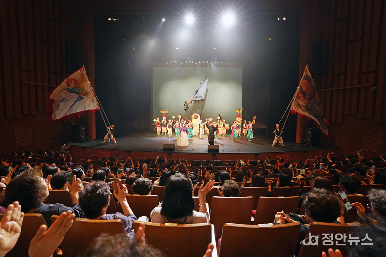 ‘스텝업 광주’ 피날레 장면. 전통과 현대가 어우러진 국악 공연에 관객들이 환호하고 있다.