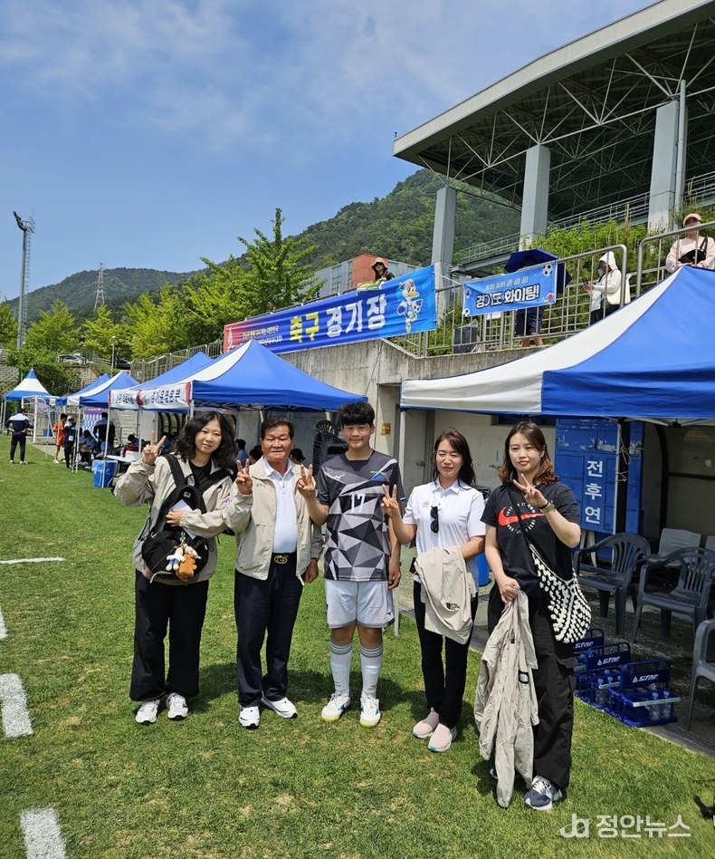 경기 광주시장애인체육회 남윤구 상임부회장과 체육회 관계자들이 유다민 선수를 응원하고 있다.