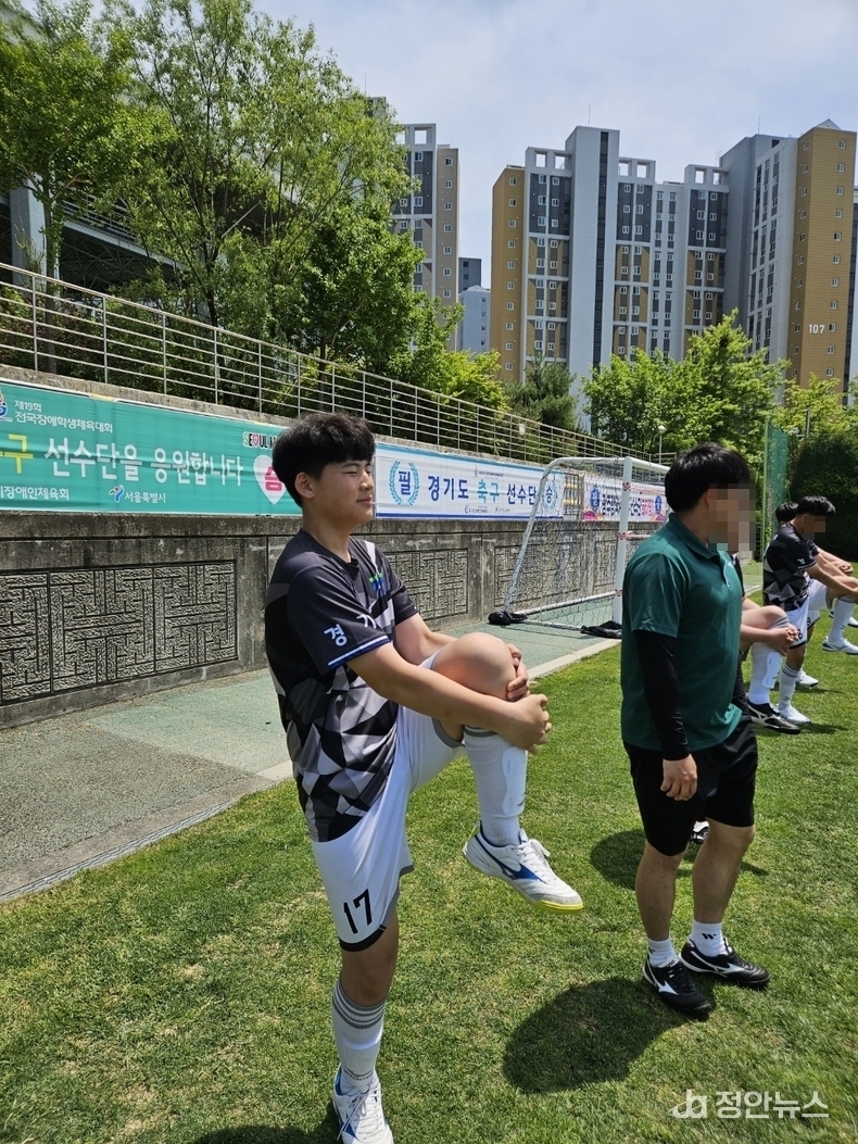 유다민 선수가 몸을 풀고 있다.