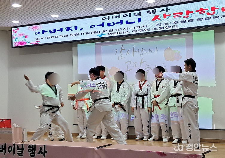 씨앗티움공동체 소속 청소년 · 청년들이 무대에서 격파 시범을 하고 있다.