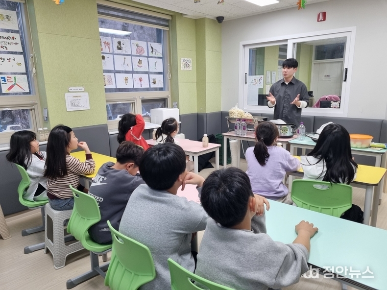김주영(26) 대표가 아이들에게 전통 식혜 제조과정에 대해 설명하고 있다.