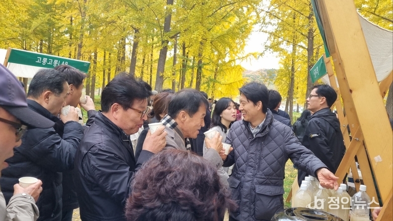 지역행사에서 가야옥식혜를 시음하고 있는 지역민들