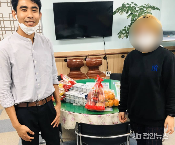 수(SU) 유스티노 수사가 인근 노인복지시설에 간식을 전달하고 있다.