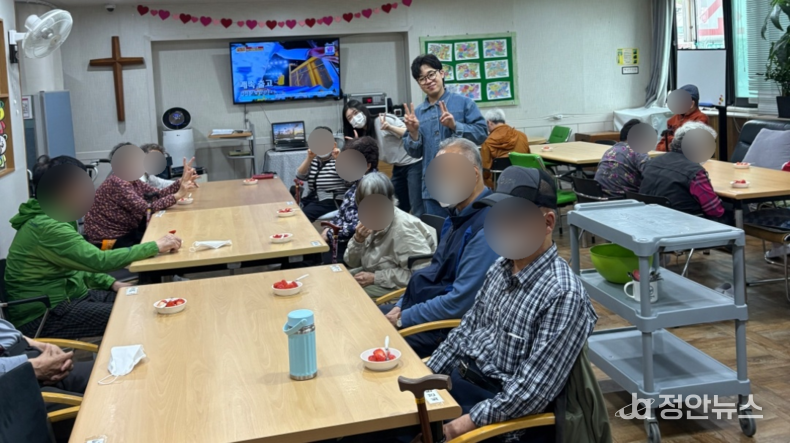 여고감성 떡볶이 서포터즈 1기 대학생들이 지역 어르신들에게 간식을 나누어 드리고 있다.(출처=여고감성 떡볶이 서포터즈 1기)