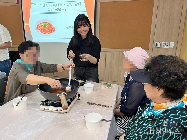 자양종합사회복지관 이용자 어르신들이 교육받은 레시피로 조리하고 있다.