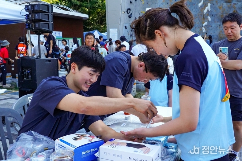 선수들을 케어하고 있는 의료팀의 모습.