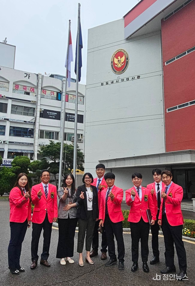 (왼쪽 순)박연자사무총장, 이은찬부총재, 인도네시아대사비서 인도네시아대사대리, 김창현이사, 박성태부총재, 조형기총재, 전선민이사, 김재식부총재