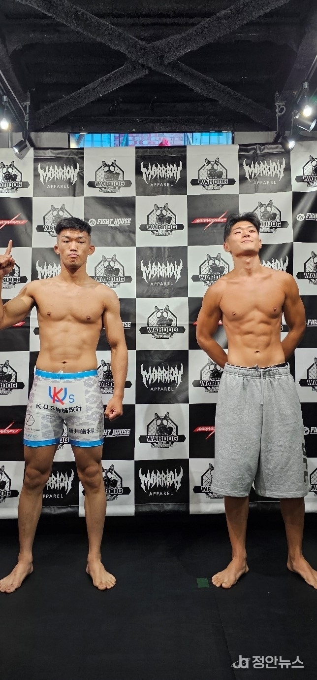 전날 계체량에서 포즈를 취하고 있는 둘의 모습.