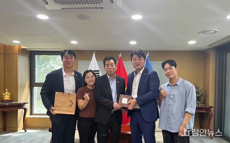 미팅 후 기념촬영, 좌측부터 한국다문화재단 최진영 이사, 베트남 측 관계자, 권재행 한국다문화재단 이사장