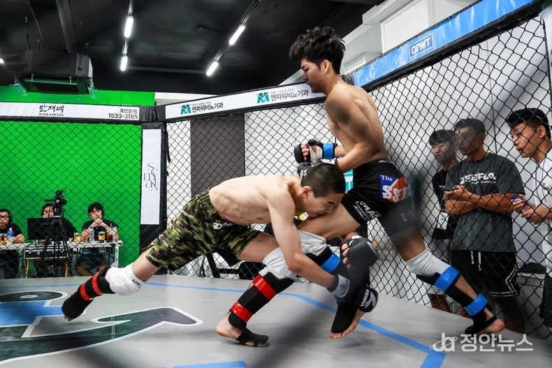 문순수(레드코너)가 김민기(블루코너)에게 태클을 시도하고 있다.