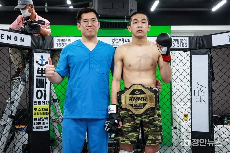 기념 촬영에 임하는, 뽀빠이연합의원 김성배 원장(왼쪽)과 문순수(오른쪽).