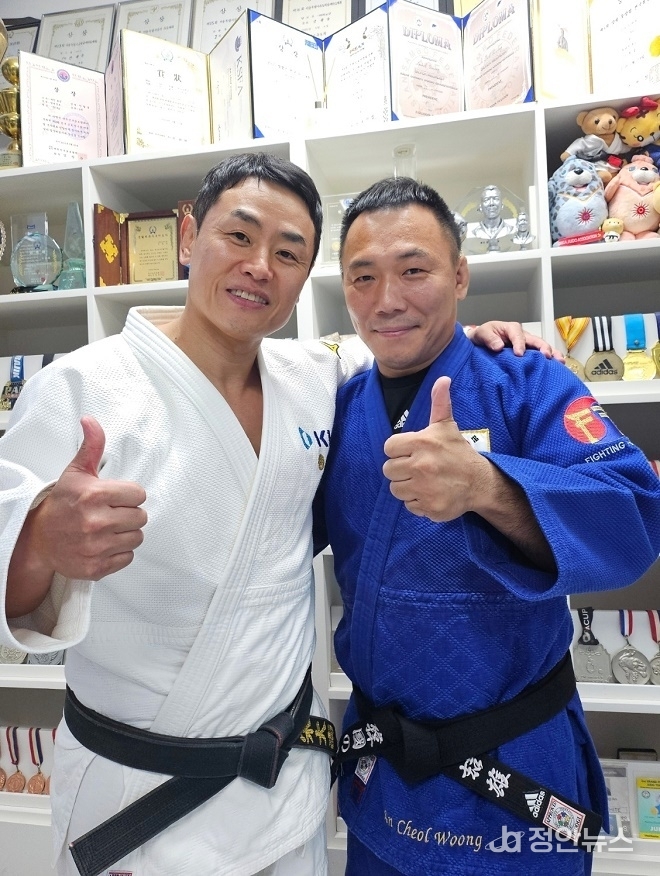 송대남 감독(왼쪽)과 안철웅 관장(오른쪽).