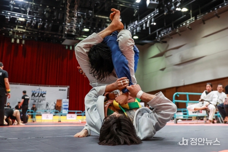 AA토너먼트 : 남자 -75kg 결승전에서, 신동윤(파랑 도복)에게 트라이엥글 초크를 시도하던 정진관(흰 도복)의 모습.