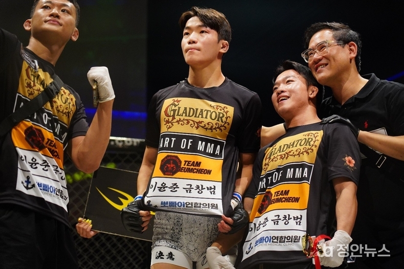김지경(블루 코너)이, '로드FC 플라이급 챔피언' 이정현(오른쪽에서 두 번째)과 'KMMA' 정용준 공동대표와 함께 기념 촬영에 임하고 있다.