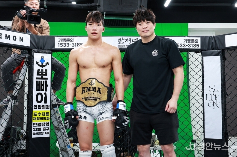 승자 기념촬영에 임하고 있는, 김지경(왼쪽)과 김대환 공동대표(오른쪽).