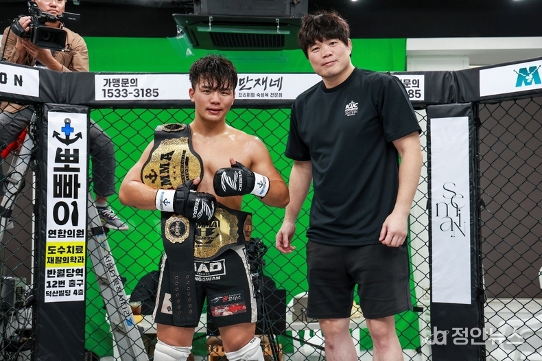 승자 기념 촬영을 하는, 이현우(왼쪽)와 김대환 해설위원(오른쪽).