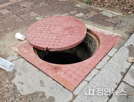 교체된 주철 맨홀뚜껑