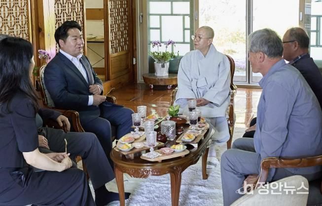 오세현 아산시장이 30일 부처님 오신 날 기념 관내 주요 사찰(송암사, 봉곡사, 봉수사)을 방문했다.