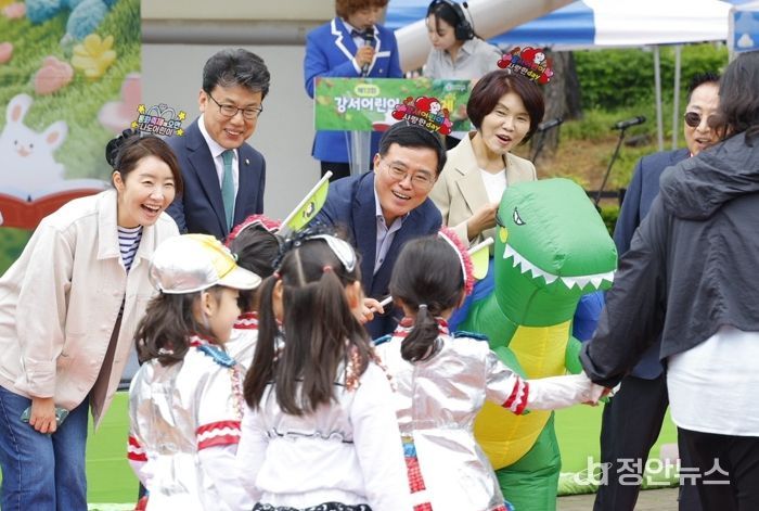 진교훈 서울 강서구청장(정면 왼쪽 세 번째)이 3일 방화근린공원 일대에서 열린 ‘강서어린이 동화축제’에 참석해 거리 퍼레이드를 마치고 행사장으로 들어오는 아이들과 인사하고 있다.
