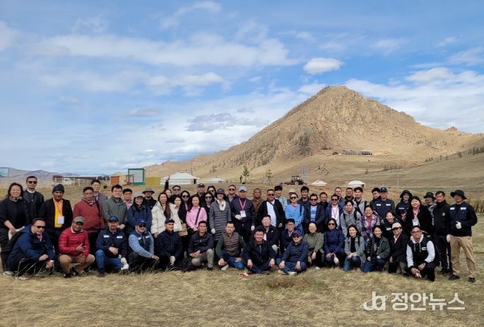 몽골 그린벨트 사업지에서 아포코 회원국 관계자들이 기념촬영을 하고 있는 모습