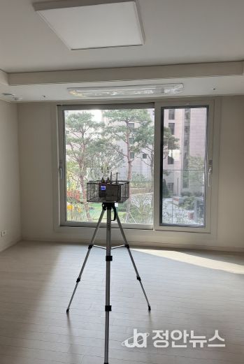 신축 아파트 대상으로 실내공기질 오염도 검사 실시하는 모습