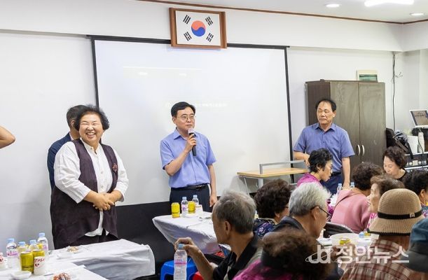 진교훈 서울 강서구청장(정면 가운데)이 초복을 맞아 양천향교에서 열린 ‘삼계탕 나눔 행사’에서 어르신들께 인사하고 있다.