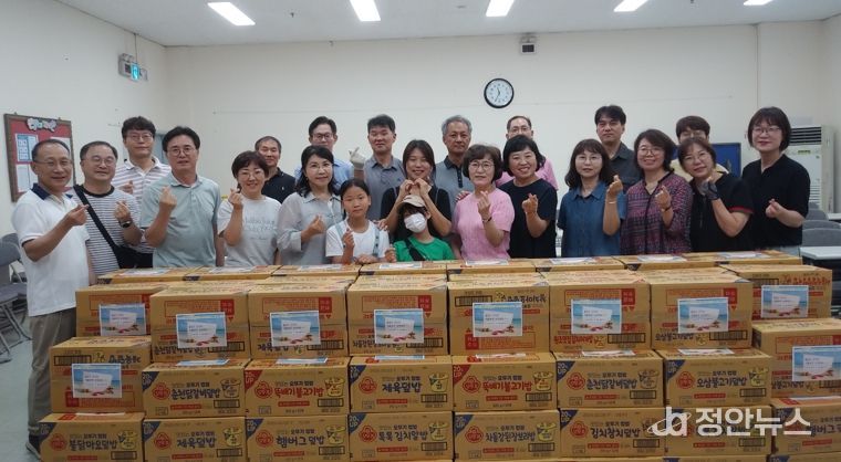 기흥구 영덕1동 수원영은교회 봉사동아리 '영덕동마을쟁이'가 저소득 청소년에게 컵밥 등 대용식품을 전달했다.