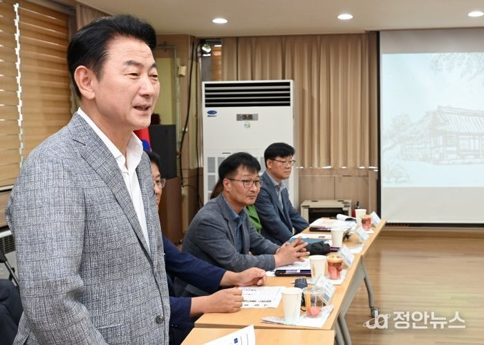 김동근 시장이 7월 24일 신곡권역 티타임을 진행하고 있다.