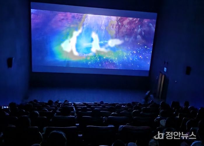 ‘가족과 함께 하는 영화관람’ 사진