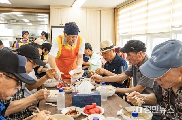 (화양동) 지난달 31일에는 화양동 지역사회보장협의체가 저소득 취약계층을 위한 사랑의 삼계탕 나눔 행사를 개최했다.