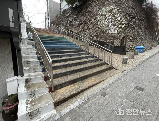 대흥로24라길 7 소재 계단 모습