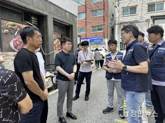 황인국 제2부시장이 안전 점검 결과를 듣고 있다.