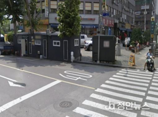 성수역 3번 출구 앞 보도상영업시설물 1개소 및 거리가게 3개소가 영업 중인 모습