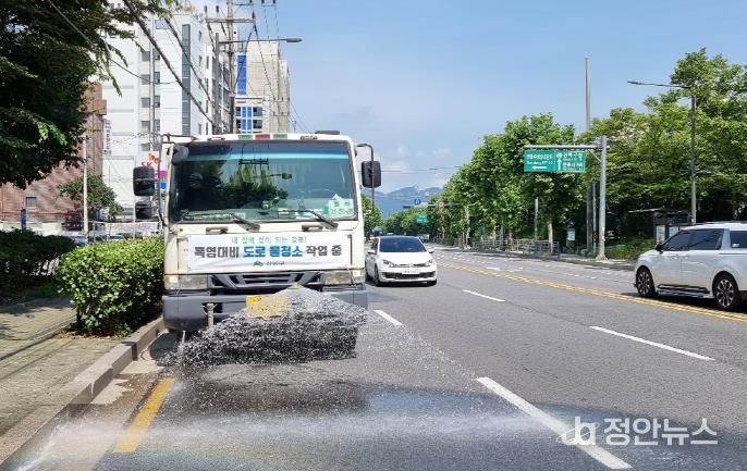 강북구 살수차량이 주민들의 무더위 체감온도를 낮추고자 도로 물청소를 실시하고 있다.