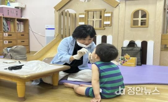 성동구의 한 어린이집에서 전담간호사가 아동의 건강상태를 확인하는 모습