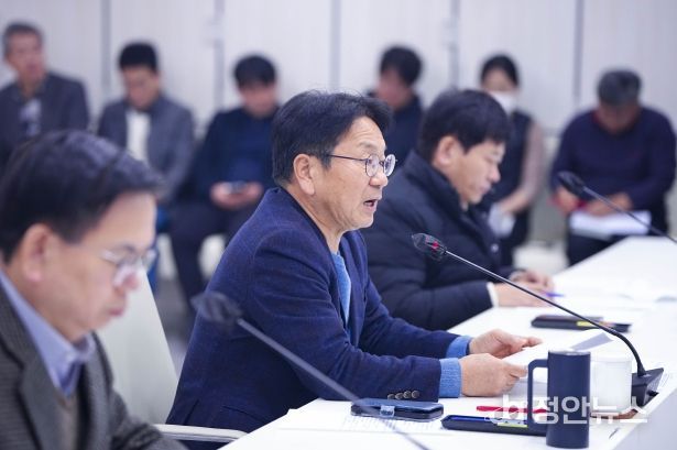 강기정 광주광역시장이 15일 오후 시청 중회의실에서 윤석열 대통령 탄핵소추안 가결에 따른 긴급 간부회의를 열고 민생안정 대책 방안을 논의하고 있다.