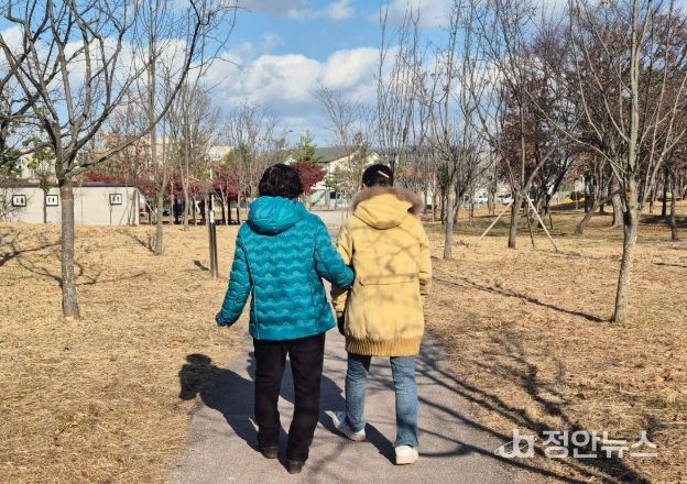 광산구 평동 이웃지기 나성신 씨(왼쪽)가 발달장애인 A씨와 산책하고 있다.