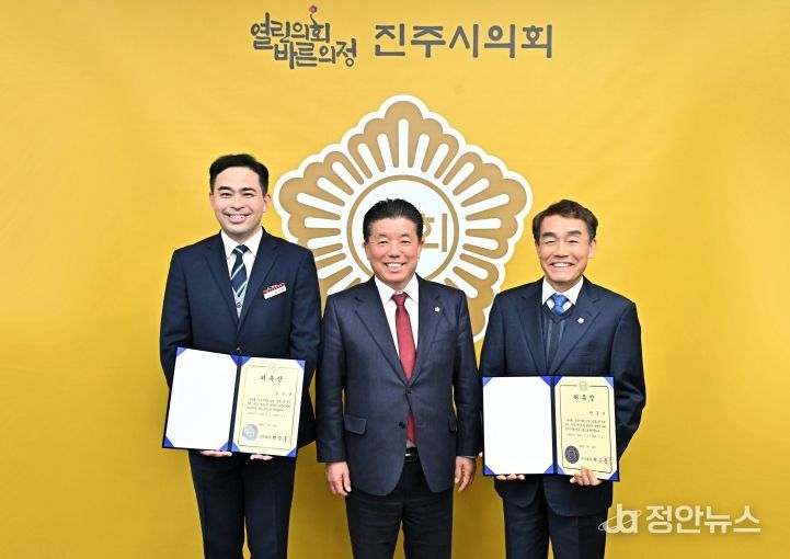 왼쪽 김근일 입법고문, 가운데 백승흥 진주시의회의장, 오른쪽 박종연 법률고문