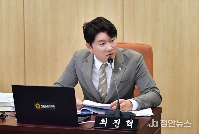 질의 중인 최진혁 의원