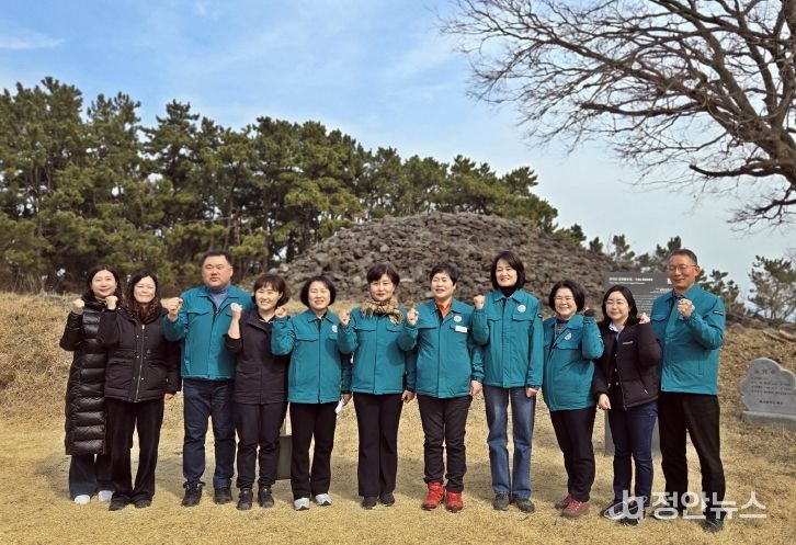 울산북구의회 행정자치위원회가 제224회 임시회 현장방문활동으로 27일 북구 당사동과 정자동에 위치한 시 지정 문화유산 기념물인 우가산 유포봉수대와 유포석보 일원 현장을 방문해 정비사업 현황을 확인했다.