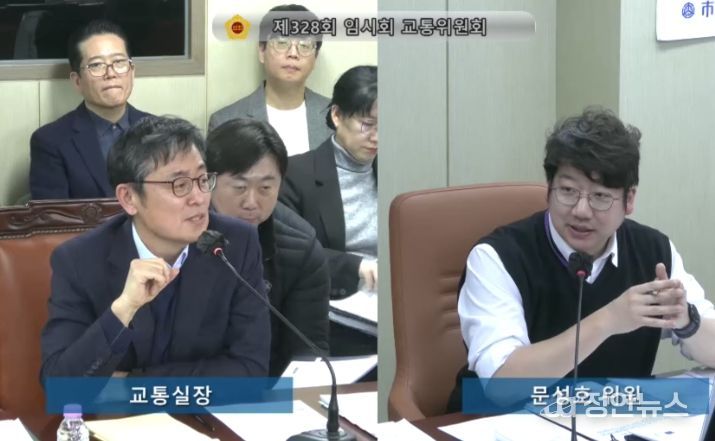 질의응답 중인 문성호 서울시의원(우)과 여장권 교통실장(좌)